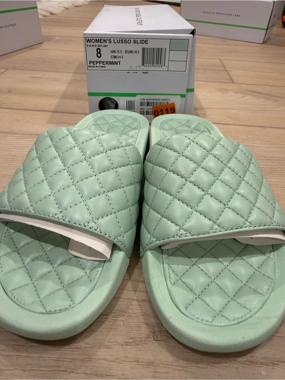 NIB APL Women's Lusso Slide Sandals in Peppermint size 8
